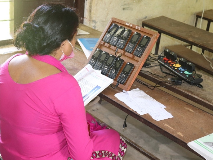 जहाँ शिक्षकले विद्यार्थीलाई मोबाइलमा फोन गरेर पढाउँछन् (भिडियोसहित)